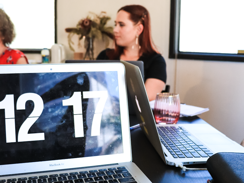 Mulher trabalhando com laptop